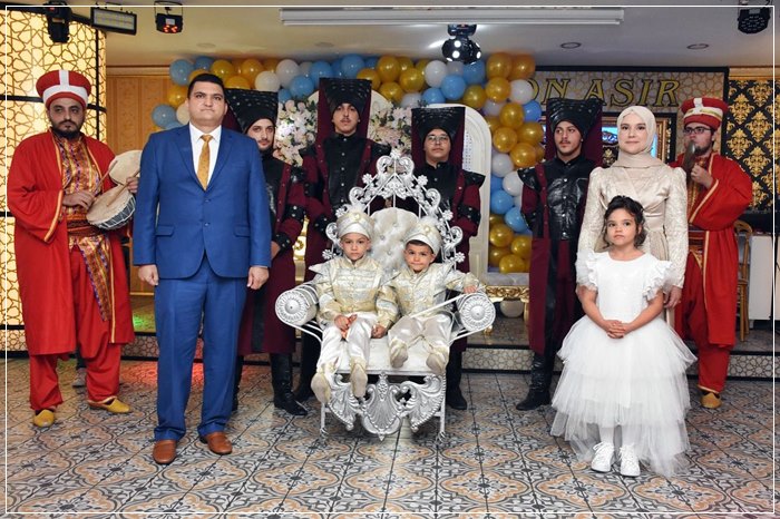 Pendik Sünnet Organizasyonu - Salon Asır Salon Asır, Pendik'te sünnet organizasyonlarınız için ideal bir mekan sunuyor. Şık dekorasyon, lezzetli ikramlar ve profesyonel hizmetle bu özel günü unutulmaz kılıyoruz.