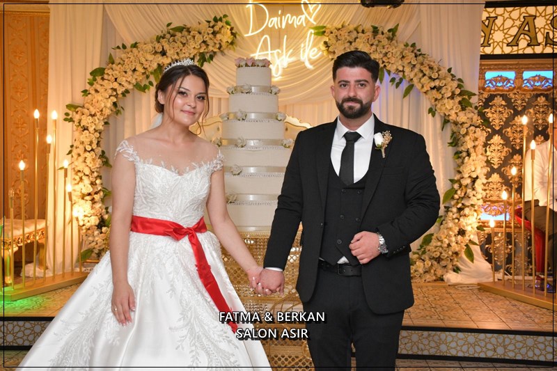 Fatma ve Berkan Çiftinin Salon Asır'da Muhteşem Düğün Merasimi Fatma ve Berkan Çiftinin Salon Asır'da Muhteşem Düğün Merasimi